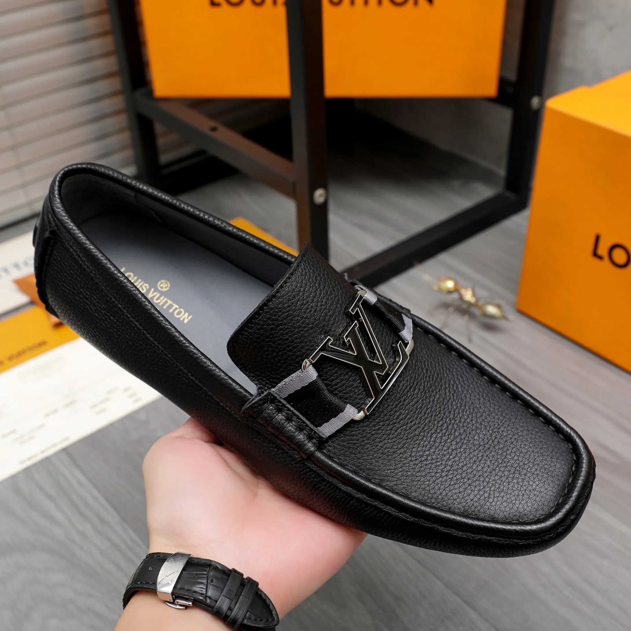 Men's shoes 💰400 Product trademark: LV "Louis Vuitton" casual slip-on shoes Regular size: 38-45 (45 is custom-made and non-returnable) Product materials: Selected high-quality pebbled cowhide upper, pigskin lining, rubber outsole
